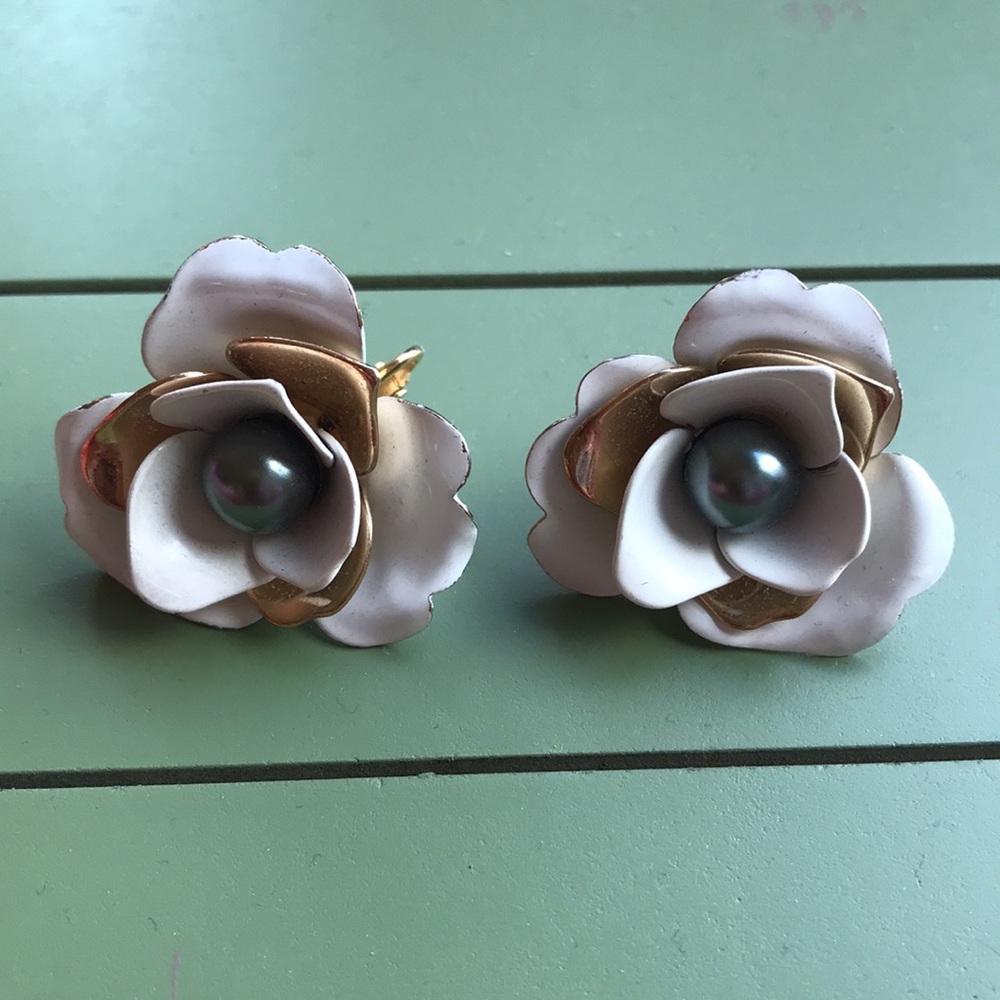 SARAH COV. CLIP ON PEARL FLOWER EARRINGS
